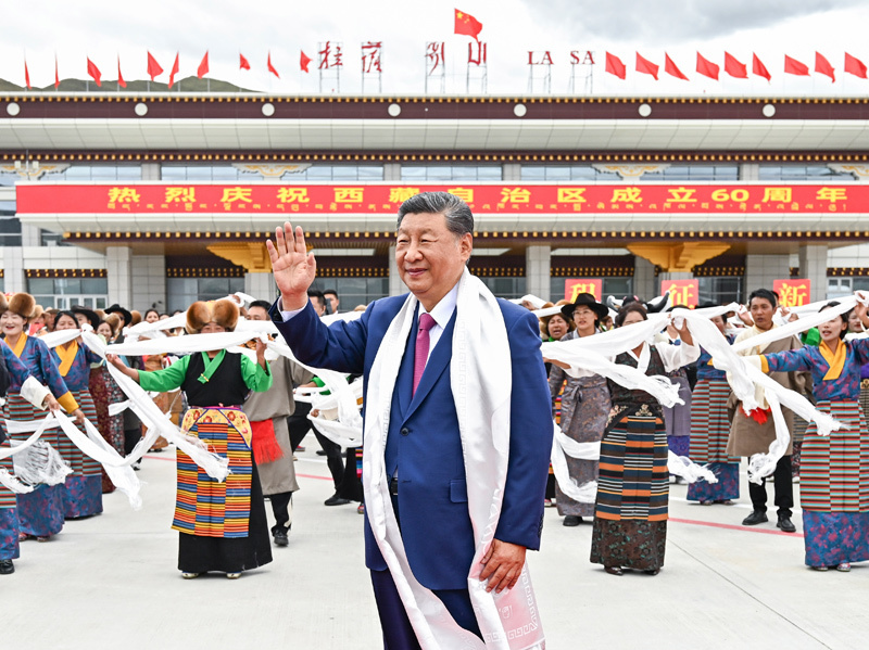 2025年8月20日中午，中共中央總書記、國家主席、中央軍委主席習近平率中央代表團乘專機抵達拉薩，出席西藏自治區(qū)成立60周年慶?；顒印＿@是習近平向歡迎群眾揮手致意。新華社記者 燕雁 攝